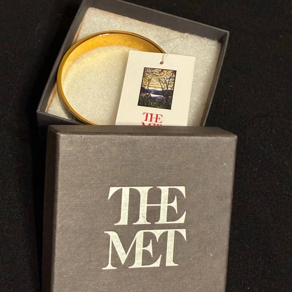 Magnolia & Irises MET Museum enamel bangle 18k gold plate - Picture 4 of 5